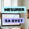 Indicateurs et barometre QVCT, deux collegues analysent un tableau de bord