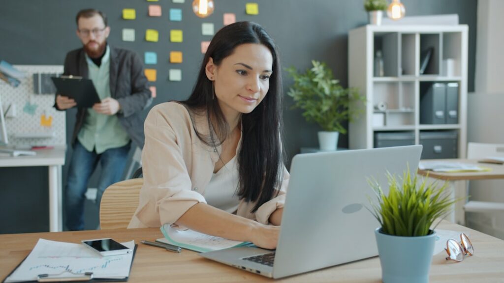 Manager toxique et collaborateur : échange tendu dans un open space